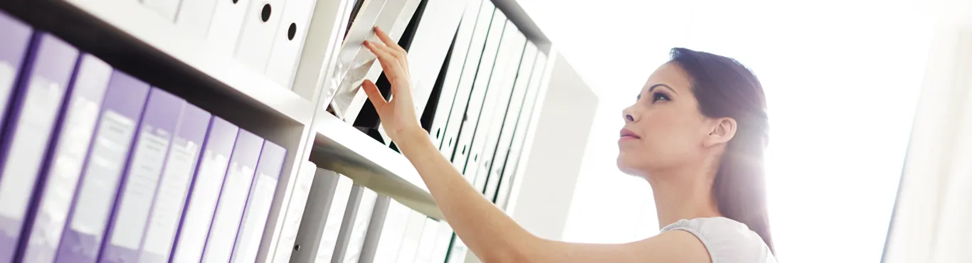 Vrouw tussen de mappen